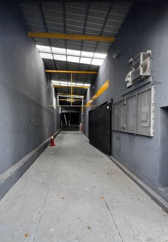 Alquiler de galera en san francisco, 200 mts2, 7 mts de altura, 1 baño, portón metálico.