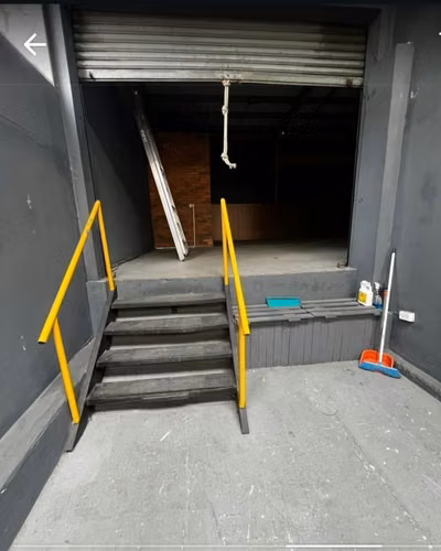 Alquiler de galera en san francisco, 200 mts2, 7 mts de altura, 1 baño, portón metálico.