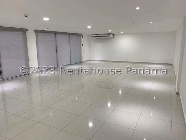 Alquiler de Apartamento amoblado de 221mts EC