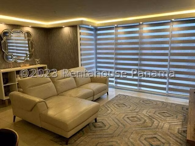 Alquiler de Apartamento amoblado de 221mts EC