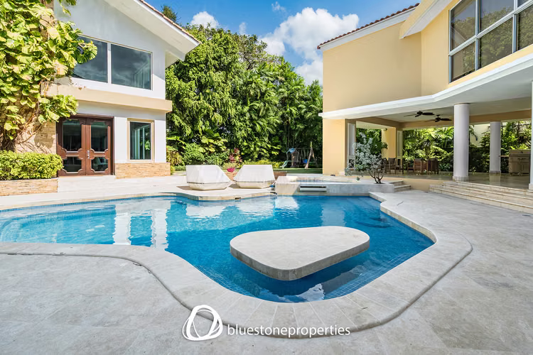 Altos del Golf – Patio y Piscina – 909mts2 – 1,600,000