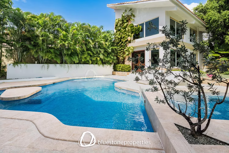 High Golf - Patio and Pool - 909mts2 - 1,600,000