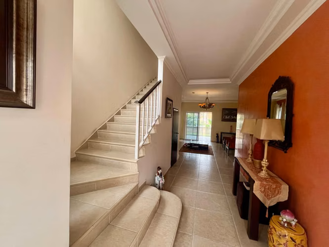 Se Vende Hermosa casa en Altos del Country - Condado del Rey.