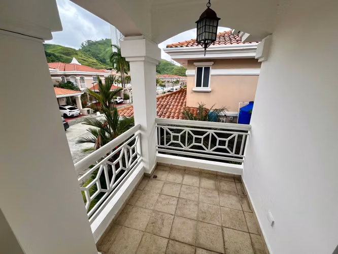 Se Vende Hermosa casa en Altos del Country - Condado del Rey.