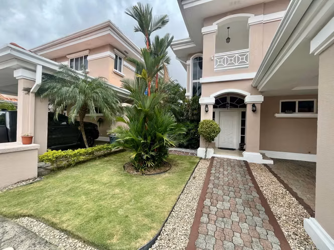 Se Vende Hermosa casa en Altos del Country - Condado del Rey.