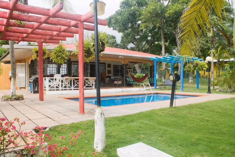 HERMOSA CASA CON PISCINA- PUNTA BARCO - Imagen 15