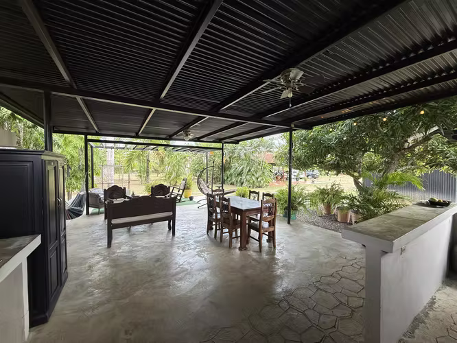 Exclusiva Residencia en Santa Ana | Amplios Espacios y Entorno Natural