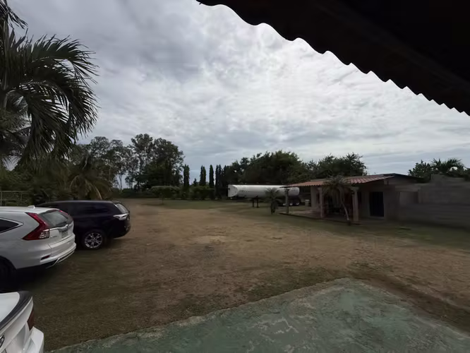 Exclusiva Residencia en Santa Ana | Amplios Espacios y Entorno Natural