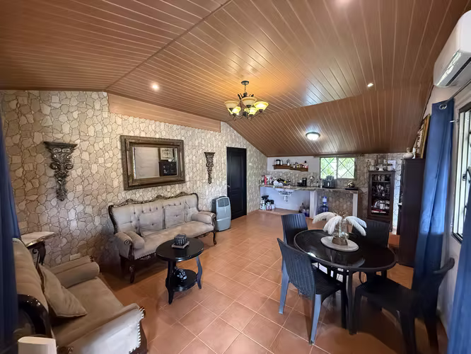 Exclusiva Residencia en Santa Ana | Amplios Espacios y Entorno Natural