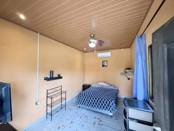 Exclusiva Residencia en Santa Ana | Amplios Espacios y Entorno Natural