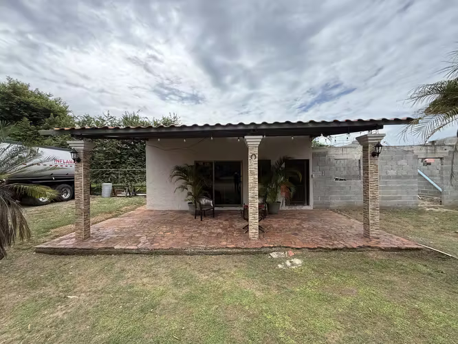 Exclusiva Residencia en Santa Ana | Amplios Espacios y Entorno Natural