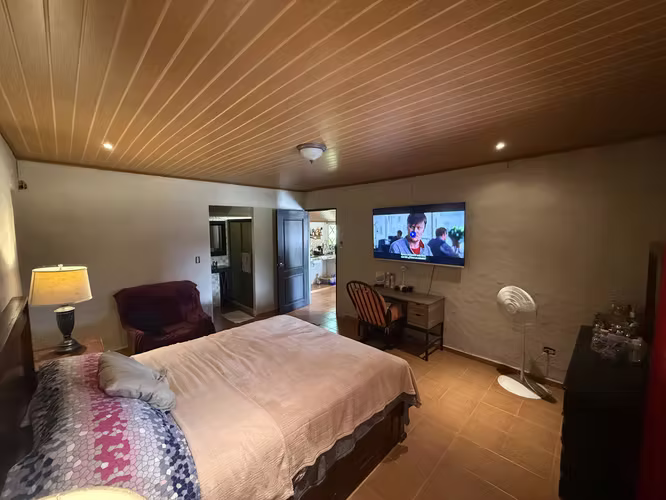 Exclusiva Residencia en Santa Ana | Amplios Espacios y Entorno Natural