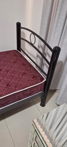 Cama twin y colchón, sin usar.