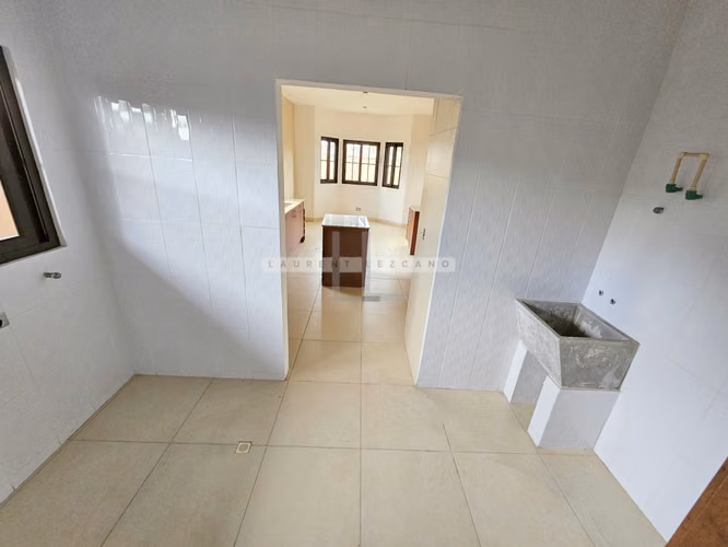Venta de Casa Unifamiliar de Esquina en El Doral - Costa Sur. Haga una oferta