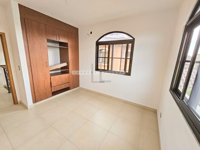 Venta de Casa Unifamiliar de Esquina en El Doral - Costa Sur. Haga una oferta