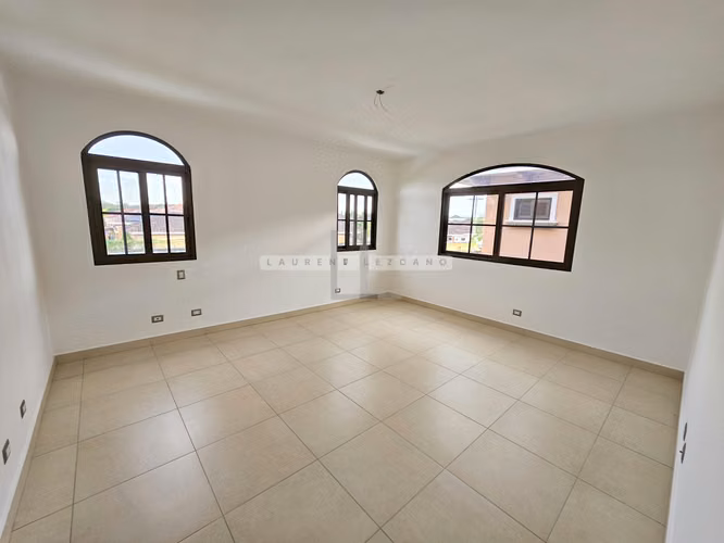 Venta de Casa Unifamiliar de Esquina en El Doral - Costa Sur. Haga una oferta