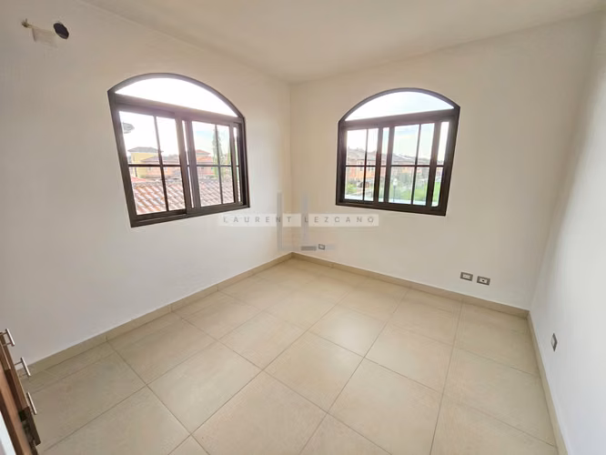 Venta de Casa Unifamiliar de Esquina en El Doral - Costa Sur. Haga una oferta