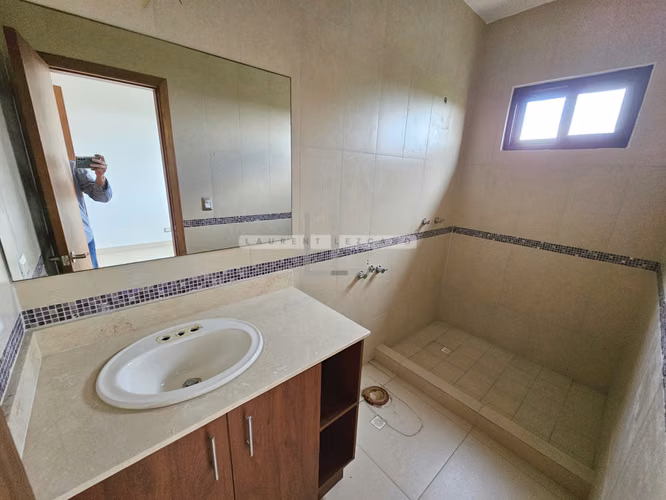 Venta de Casa Unifamiliar de Esquina en El Doral - Costa Sur. Haga una oferta