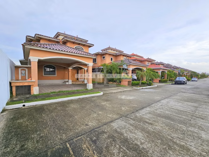 Sale of Unifamily House in El Doral - Costa Sur. Make an offer