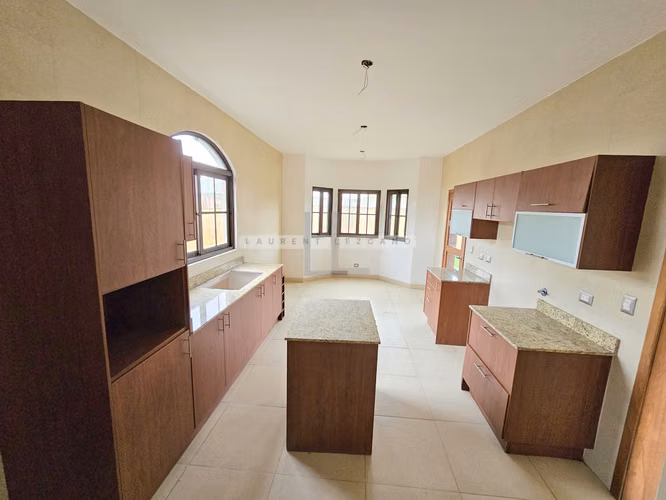 Venta de Casa Unifamiliar de Esquina en El Doral - Costa Sur. Haga una oferta