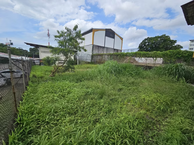 Venta de Casa y Terreno de 600 mt2 en Parque Lefevre. Zonificación RM1
