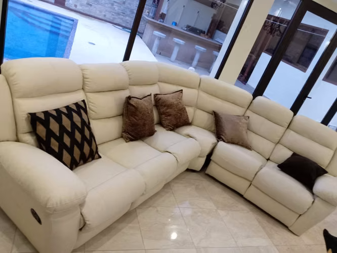 Modern Reclining Sectional Sofa – Excellent Condition