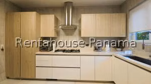 Venta de Casa con 318m2 en Santa Maria PH The Woods 26-4770SR