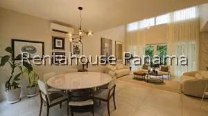 Venta de Casa con 318m2 en Santa Maria PH The Woods 26-4770SR