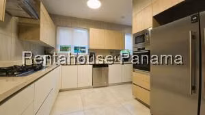 Venta de Casa con 318m2 en Santa Maria PH The Woods 26-4770SR