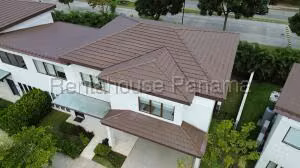 Venta de Casa con 318m2 en Santa Maria PH The Woods 26-4770SR