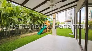 Sale of House with 318m2 in Santa Maria PH The Woods 26-4770SR