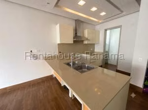Venta de Apartamento con 99m2 en Costa Sur PH Costamare 27-300SR
