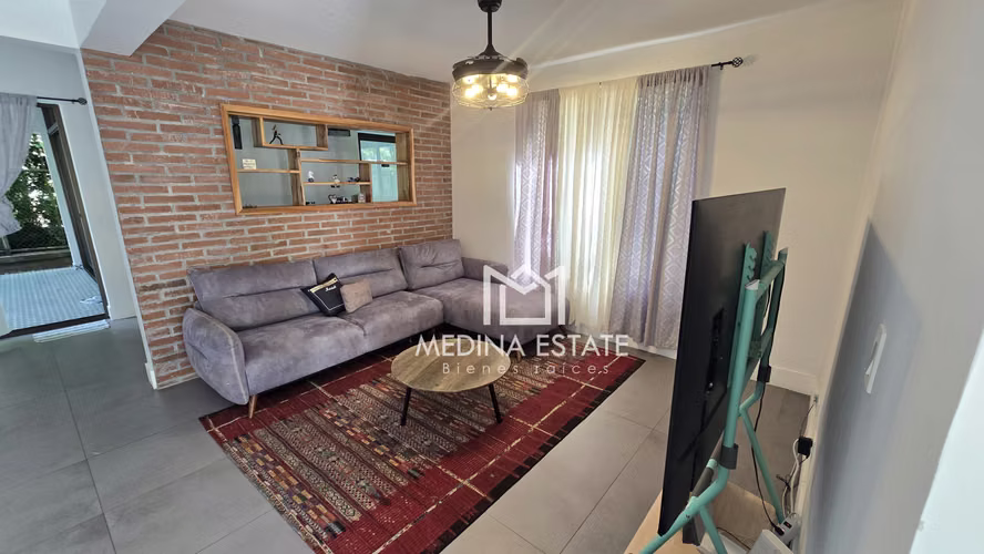 VENDO EXCLUSIVA RESIDENCIA CON  AMPLIO JARDÍN EN EMBASSY GARDENS – CLAYTON - Imagen 3