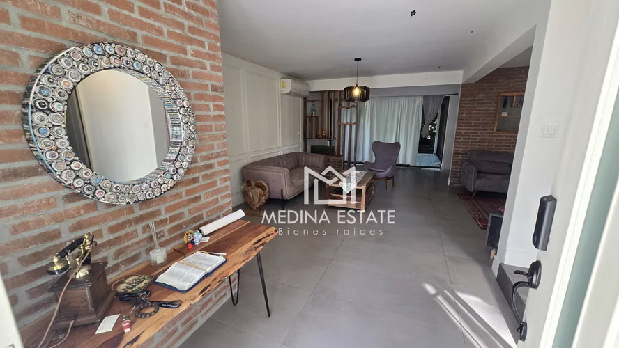 VENDO EXCLUSIVA RESIDENCIA CON  AMPLIO JARDÍN EN EMBASSY GARDENS – CLAYTON - Imagen 2