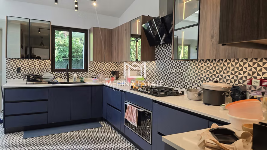 VENDO EXCLUSIVA RESIDENCIA CON  AMPLIO JARDÍN EN EMBASSY GARDENS – CLAYTON - Imagen 7