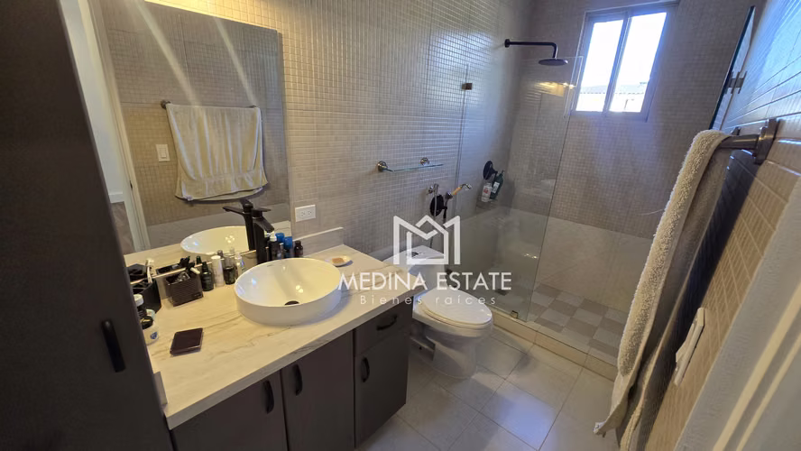 VENDO EXCLUSIVA RESIDENCIA CON  AMPLIO JARDÍN EN EMBASSY GARDENS – CLAYTON - Imagen 16