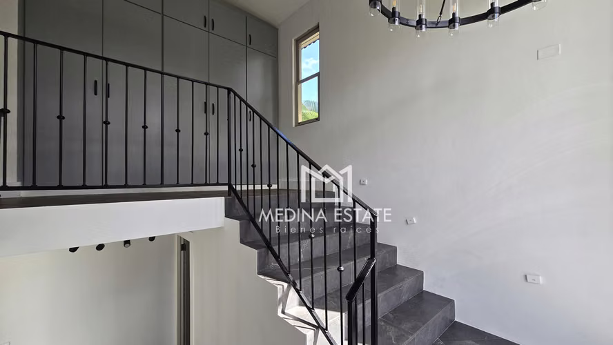 VENDO EXCLUSIVA RESIDENCIA CON  AMPLIO JARDÍN EN EMBASSY GARDENS – CLAYTON - Imagen 13