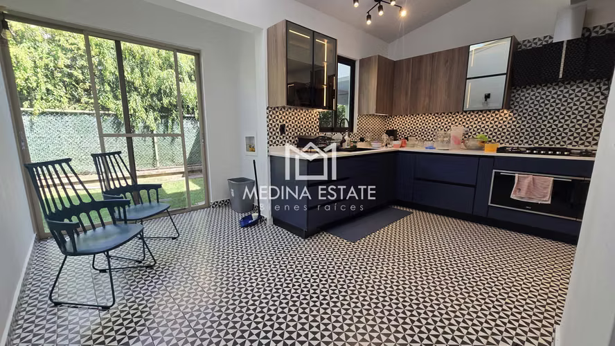 VENDO EXCLUSIVA RESIDENCIA CON  AMPLIO JARDÍN EN EMBASSY GARDENS – CLAYTON - Imagen 8