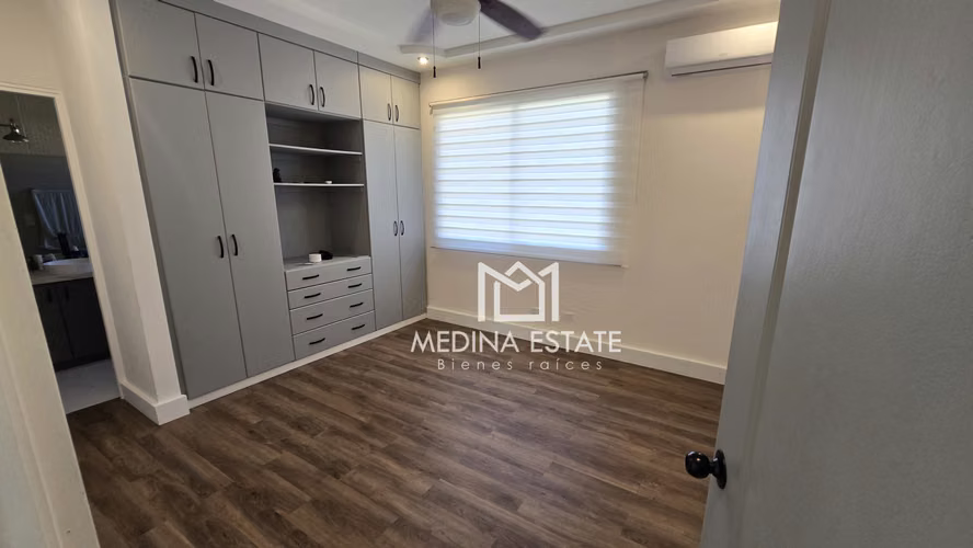 VENDO EXCLUSIVA RESIDENCIA CON  AMPLIO JARDÍN EN EMBASSY GARDENS – CLAYTON - Imagen 15