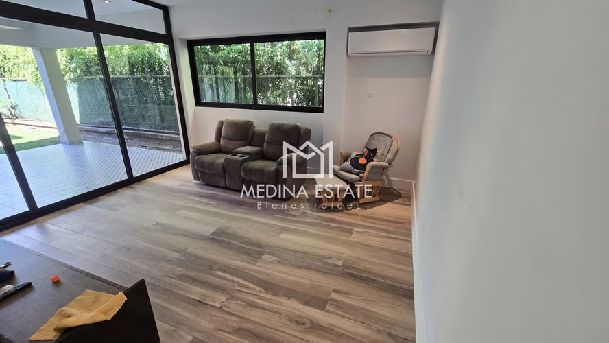 VENDO EXCLUSIVA RESIDENCIA CON  AMPLIO JARDÍN EN EMBASSY GARDENS – CLAYTON - Imagen 10