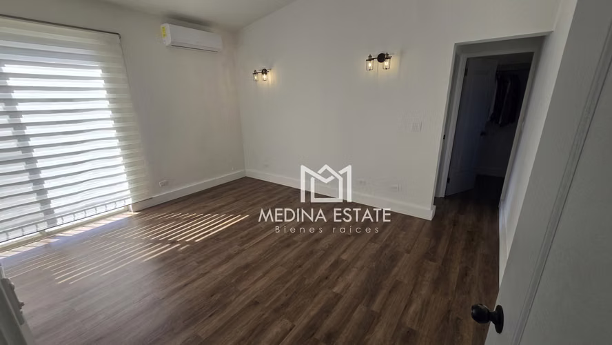 VENDO EXCLUSIVA RESIDENCIA CON  AMPLIO JARDÍN EN EMBASSY GARDENS – CLAYTON - Imagen 14
