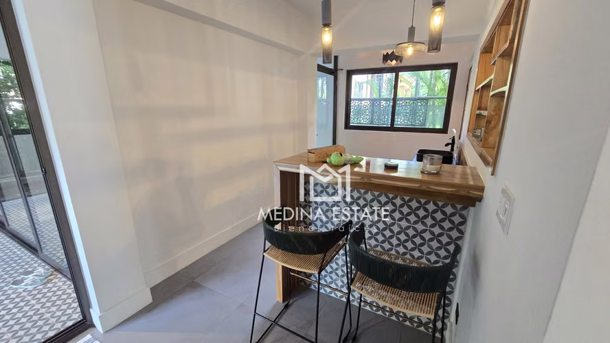 VENDO EXCLUSIVA RESIDENCIA CON  AMPLIO JARDÍN EN EMBASSY GARDENS – CLAYTON - Imagen 9