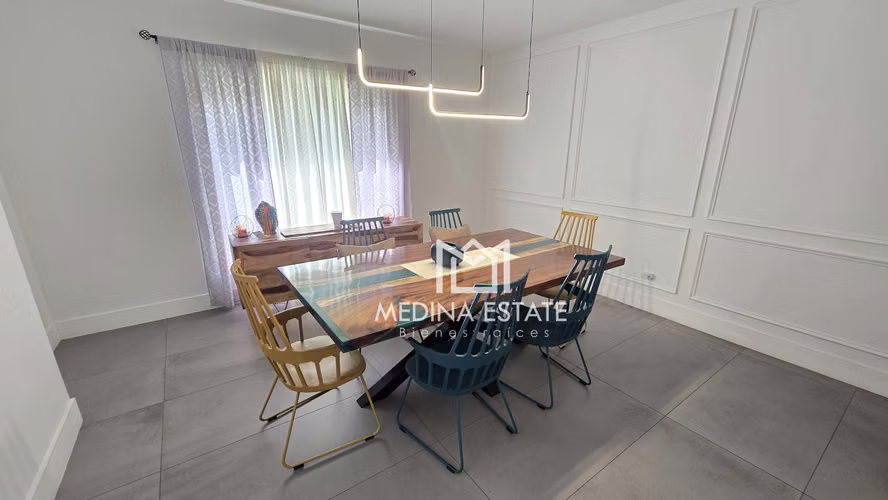 VENDO EXCLUSIVA RESIDENCIA CON  AMPLIO JARDÍN EN EMBASSY GARDENS – CLAYTON - Imagen 5