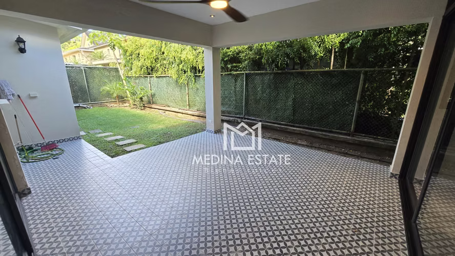 VENDO EXCLUSIVA RESIDENCIA CON  AMPLIO JARDÍN EN EMBASSY GARDENS – CLAYTON - Imagen 11