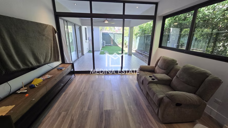VENDO EXCLUSIVA RESIDENCIA CON  AMPLIO JARDÍN EN EMBASSY GARDENS – CLAYTON - Imagen 12