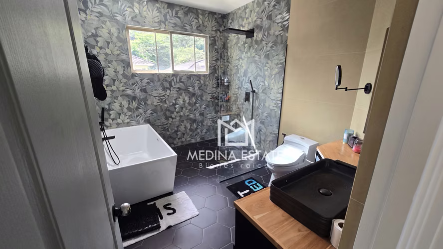 VENDO EXCLUSIVA RESIDENCIA CON  AMPLIO JARDÍN EN EMBASSY GARDENS – CLAYTON - Imagen 18
