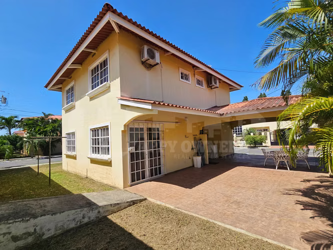 Venta de casa en Villas del golf, Chitré. MB