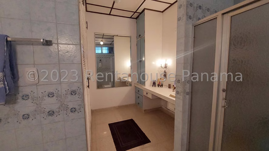 Venta de Amplia Casa en Altos del Golf 26*4005Mfk