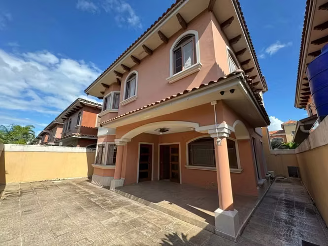 Venta de Casa Unifamiliar en Costa Sur PH El Doral - LH