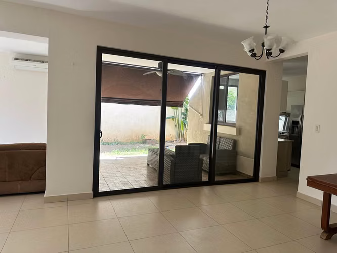 Se vende hermosa casa de 2 plantas en River Valley, Panamá Pacífico
